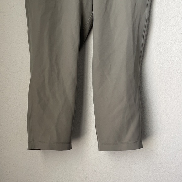 Lululemon On The Fly Crop *Woven 23"
Grey Sage size 6 - Picture 4 of 11